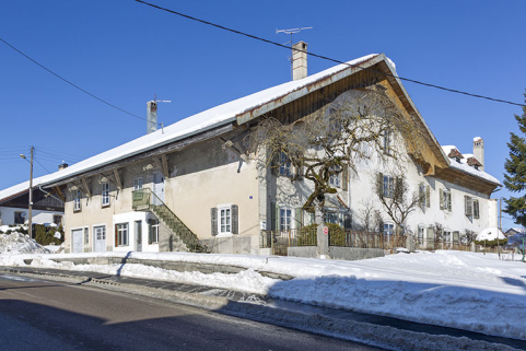 Vue d'ensemble, depuis le sud : façades antérieure et latérale gauche de la ferme, en hiver. © Région Bourgogne-Franche-Comté, Inventaire du patrimoine Vue d'ensemble, depuis le sud : façades antérieure et latérale gauche de la ferme, en hiver. © Région Bourgogne-Franche-Comté, Inventaire du patrimoine