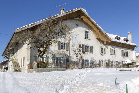 Façade antérieure de trois quarts gauche, en hiver. © Région Bourgogne-Franche-Comté, Inventaire du patrimoine Façade antérieure de trois quarts gauche, en hiver. © Région Bourgogne-Franche-Comté, Inventaire du patrimoine