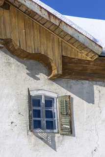 Façade antérieure : extrémité droite de la lambrichure et fenêtre. © Région Bourgogne-Franche-Comté, Inventaire du patrimoine Façade antérieure : extrémité droite de la lambrichure et fenêtre. © Région Bourgogne-Franche-Comté, Inventaire du patrimoine