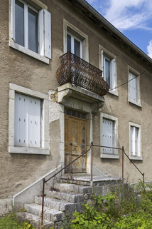 Façade antérieure : travées centrale et perron, vus en enfilade. © Région Bourgogne-Franche-Comté, Inventaire du patrimoine