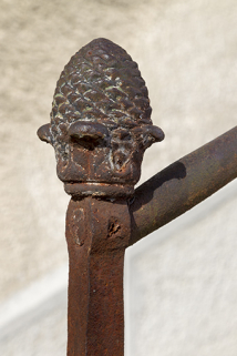 Façade antérieure : pomme de pin servant d'amortissement au garde-corps du perron. © Région Bourgogne-Franche-Comté, Inventaire du patrimoine