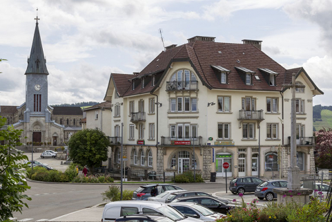 Vue d'ensemble, depuis l'ouest (façades antérieure et latérale gauche). © Région Bourgogne-Franche-Comté, Inventaire du patrimoine Vue d'ensemble, depuis l'ouest (façades antérieure et latérale gauche). © Région Bourgogne-Franche-Comté, Inventaire du patrimoine