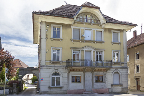 Façade antérieure, de trois quarts gauche. A gauche le portail. © Région Bourgogne-Franche-Comté, Inventaire du patrimoine Façade antérieure, de trois quarts gauche. A gauche le portail. © Région Bourgogne-Franche-Comté, Inventaire du patrimoine