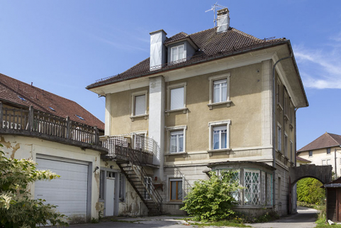 Façade postérieure, avec cuisine à gauche et portail à droite. © Région Bourgogne-Franche-Comté, Inventaire du patrimoine Façade postérieure, avec cuisine à gauche et portail à droite. © Région Bourgogne-Franche-Comté, Inventaire du patrimoine