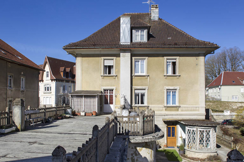 Façade postérieure et terrasse surmontant la cuisine. © Région Bourgogne-Franche-Comté, Inventaire du patrimoine Façade postérieure et terrasse surmontant la cuisine. © Région Bourgogne-Franche-Comté, Inventaire du patrimoine