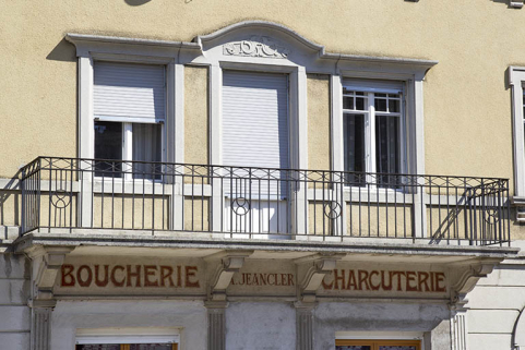 Façade antérieure : baies centrales à l'étage et balcon. © Région Bourgogne-Franche-Comté, Inventaire du patrimoine Façade antérieure : baies centrales à l'étage et balcon. © Région Bourgogne-Franche-Comté, Inventaire du patrimoine