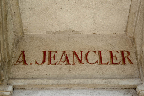 Façade antérieure : partie centrale de l'enseigne peinte. © Région Bourgogne-Franche-Comté, Inventaire du patrimoine Façade antérieure : partie centrale de l'enseigne peinte. © Région Bourgogne-Franche-Comté, Inventaire du patrimoine