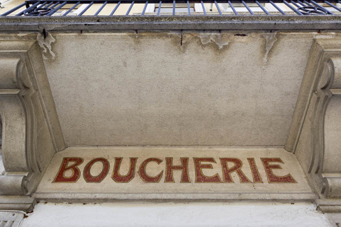 Façade antérieure : partie gauche de l'enseigne peinte. © Région Bourgogne-Franche-Comté, Inventaire du patrimoine Façade antérieure : partie gauche de l'enseigne peinte. © Région Bourgogne-Franche-Comté, Inventaire du patrimoine