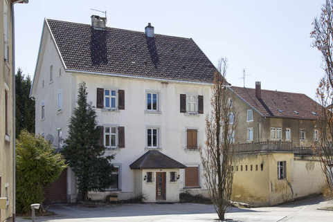 Façade antérieure, de trois quarts gauche. © Région Bourgogne-Franche-Comté, Inventaire du patrimoine Façade antérieure, de trois quarts gauche. © Région Bourgogne-Franche-Comté, Inventaire du patrimoine