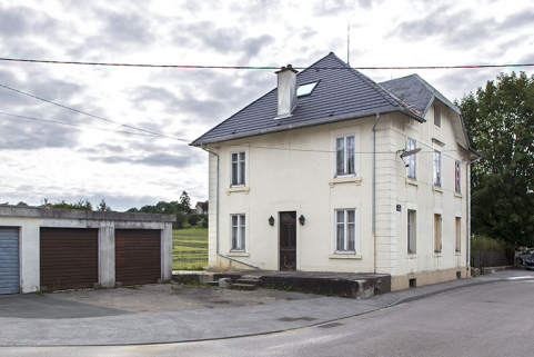 Premier bâtiment, au 2 rue Victor Hugo, vu du nord-ouest. © Région Bourgogne-Franche-Comté, Inventaire du patrimoine Premier bâtiment, au 2 rue Victor Hugo, vu du nord-ouest. © Région Bourgogne-Franche-Comté, Inventaire du patrimoine