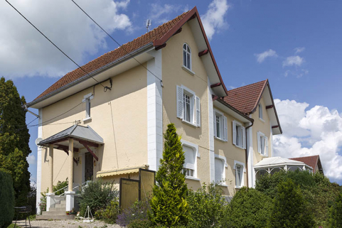 Maison, vue de trois quarts gauche. © Région Bourgogne-Franche-Comté, Inventaire du patrimoine Maison, vue de trois quarts gauche. © Région Bourgogne-Franche-Comté, Inventaire du patrimoine