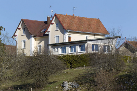 Vue d'ensemble, depuis l'ouest (maison et atelier). © Région Bourgogne-Franche-Comté, Inventaire du patrimoine Vue d'ensemble, depuis l'ouest (maison et atelier). © Région Bourgogne-Franche-Comté, Inventaire du patrimoine