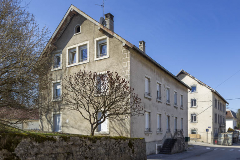 Façades antérieure et latérale gauche. © Région Bourgogne-Franche-Comté, Inventaire du patrimoine Façades antérieure et latérale gauche. © Région Bourgogne-Franche-Comté, Inventaire du patrimoine