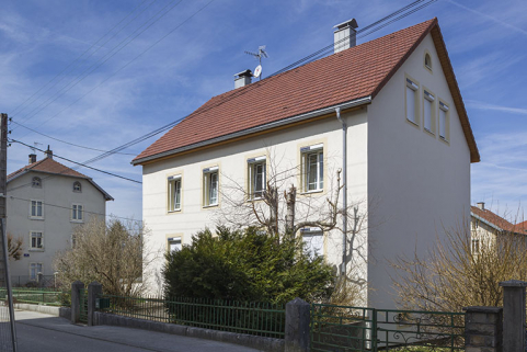 Façades antérieure et latérale droite. © Région Bourgogne-Franche-Comté, Inventaire du patrimoine Façades antérieure et latérale droite. © Région Bourgogne-Franche-Comté, Inventaire du patrimoine