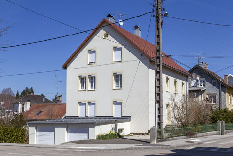 Façades antérieure et latérale gauche. © Région Bourgogne-Franche-Comté, Inventaire du patrimoine Façades antérieure et latérale gauche. © Région Bourgogne-Franche-Comté, Inventaire du patrimoine