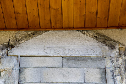 Façade latérale gauche : date et initiales gravées sur le linteau de la porte murée. © Région Bourgogne-Franche-Comté, Inventaire du patrimoine Façade latérale gauche : date et initiales gravées sur le linteau de la porte murée. © Région Bourgogne-Franche-Comté, Inventaire du patrimoine