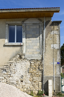 Façade latérale gauche : porte murée à l'étage. © Région Bourgogne-Franche-Comté, Inventaire du patrimoine Façade latérale gauche : porte murée à l'étage. © Région Bourgogne-Franche-Comté, Inventaire du patrimoine