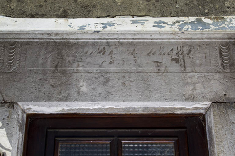 Façade antérieure : date et noms gravés sur le linteau de la porte. © Région Bourgogne-Franche-Comté, Inventaire du patrimoine Façade antérieure : date et noms gravés sur le linteau de la porte. © Région Bourgogne-Franche-Comté, Inventaire du patrimoine