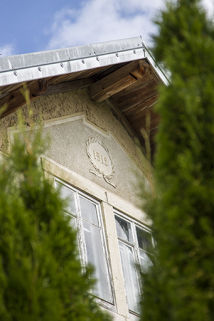 Façade latérale droite : date et fenêtre horlogère sur le pignon, vues en contre-plongée. © Région Bourgogne-Franche-Comté, Inventaire du patrimoine