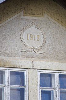 Façade latérale droite : date sur le pignon. © Région Bourgogne-Franche-Comté, Inventaire du patrimoine