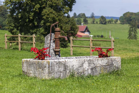 Vue d'ensemble de la pompe et du bassin. © Région Bourgogne-Franche-Comté, Inventaire du patrimoine