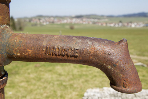 Inscription donnant le lieu de fabrication (Maîche). © Région Bourgogne-Franche-Comté, Inventaire du patrimoine