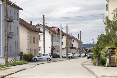 Vue d'ensemble de la rue de la Gare. Les trois bâtiments au centre sont, de gauche à droite, le comptoir d'horlogerie Demangelle (n° 11), l'usine de boîtes de montre puis de décolletage et d'emboutissage Pagès (n° 13), et l'atelier de mécanique Prét… © Région Bourgogne-Franche-Comté, Inventaire du patrimoine Vue d'ensemble de la rue de la Gare. Les trois bâtiments au centre sont, de gauche à droite, le comptoir d'horlogerie Demangelle (n° 11), l'usine de boîtes de montre puis de décolletage et d'emboutissage Pagès (n° 13), et l'atelier de mécanique Prét… © Région Bourgogne-Franche-Comté, Inventaire du patrimoine