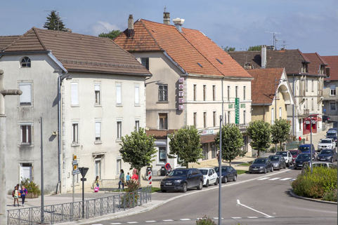 Vue d'ensemble du côté nord de la place de l'Hôtel de Ville. Le logement patronal est au premier plan à gauche. © Région Bourgogne-Franche-Comté, Inventaire du patrimoine Vue d'ensemble du côté nord de la place de l'Hôtel de Ville. Le logement patronal est au premier plan à gauche. © Région Bourgogne-Franche-Comté, Inventaire du patrimoine