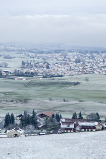 Vue d'ensemble de la ville de Charquemont en hiver, depuis le haut de la Combe Saint-Pierre. © Région Bourgogne-Franche-Comté, Inventaire du patrimoine Vue d'ensemble de la ville de Charquemont en hiver, depuis le haut de la Combe Saint-Pierre. © Région Bourgogne-Franche-Comté, Inventaire du patrimoine