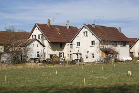 Vue d'ensemble, depuis le sud-ouest. Maison au n° 45 à gauche, au n° 47 à droite. © Région Bourgogne-Franche-Comté, Inventaire du patrimoine Vue d'ensemble, depuis le sud-ouest. Maison au n° 45 à gauche, au n° 47 à droite. © Région Bourgogne-Franche-Comté, Inventaire du patrimoine