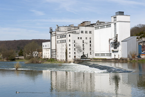 Le barrage et l'usine vue de trois quarts, depuis l'amont. © Région Bourgogne-Franche-Comté, Inventaire du patrimoine