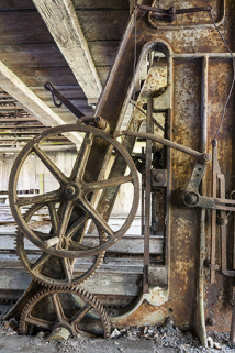 Détail du mécanisme d'entraînement du châssis. © Région Bourgogne-Franche-Comté, Inventaire du patrimoine Détail du mécanisme d'entraînement du châssis. © Région Bourgogne-Franche-Comté, Inventaire du patrimoine