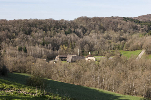 Vue d'ensemble depuis le nord-est. © Région Bourgogne-Franche-Comté, Inventaire du patrimoine Vue d'ensemble depuis le nord-est. © Région Bourgogne-Franche-Comté, Inventaire du patrimoine