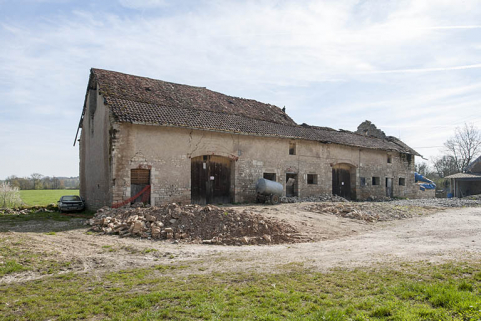 Bâtiment agricole vu de trois quarts gauche. © Région Bourgogne-Franche-Comté, Inventaire du patrimoine