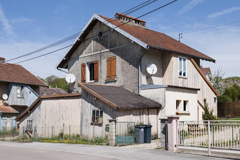Maison jumelée vue de trois quarts. © Région Bourgogne-Franche-Comté, Inventaire du patrimoine Maison jumelée vue de trois quarts. © Région Bourgogne-Franche-Comté, Inventaire du patrimoine