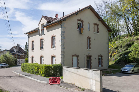 Logement (ou bureau ?) à l'entrée du site. Vue de trois quarts. © Région Bourgogne-Franche-Comté, Inventaire du patrimoine Logement (ou bureau ?) à l'entrée du site. Vue de trois quarts. © Région Bourgogne-Franche-Comté, Inventaire du patrimoine