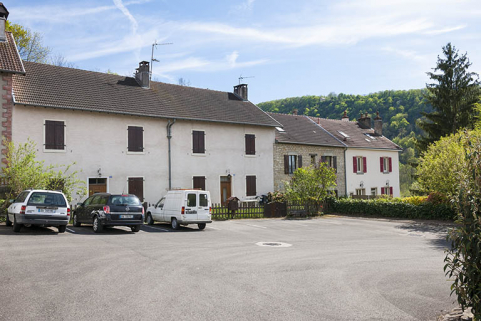 Façade ouest des logements contigus (26-28 rue des Usines). © Région Bourgogne-Franche-Comté, Inventaire du patrimoine Façade ouest des logements contigus (26-28 rue des Usines). © Région Bourgogne-Franche-Comté, Inventaire du patrimoine