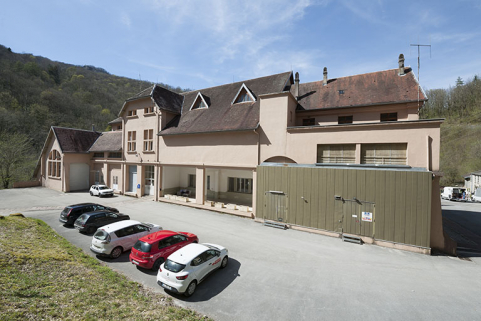 Le bâtiment d'exploitation vu de trois quarts droite. © Région Bourgogne-Franche-Comté, Inventaire du patrimoine Le bâtiment d'exploitation vu de trois quarts droite. © Région Bourgogne-Franche-Comté, Inventaire du patrimoine