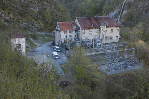 Vue de trois quarts arrière du bâtiment d'exploitation. Poste de transformation au premier plan. © Région Bourgogne-Franche-Comté, Inventaire du patrimoine Vue de trois quarts arrière du bâtiment d'exploitation. Poste de transformation au premier plan. © Région Bourgogne-Franche-Comté, Inventaire du patrimoine