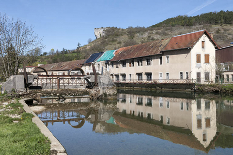 Vue d'ensemble depuis la rive gauche, en amont. © Région Bourgogne-Franche-Comté, Inventaire du patrimoine Vue d'ensemble depuis la rive gauche, en amont. © Région Bourgogne-Franche-Comté, Inventaire du patrimoine