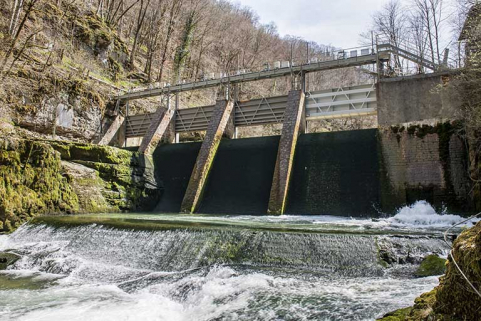 Barrage de la retenue, depuis l'aval. © Région Bourgogne-Franche-Comté, Inventaire du patrimoine Barrage de la retenue, depuis l'aval. © Région Bourgogne-Franche-Comté, Inventaire du patrimoine