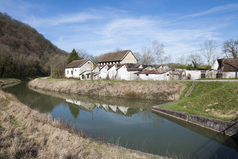 Vue d'ensemble depuis le pont franchissant le canal. © Région Bourgogne-Franche-Comté, Inventaire du patrimoine Vue d'ensemble depuis le pont franchissant le canal. © Région Bourgogne-Franche-Comté, Inventaire du patrimoine