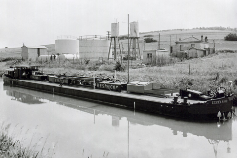 Péniche de transports des carburants Excelsior, photogr., s.d. [milieu 20e siècle]. © Région Bourgogne-Franche-Comté, Inventaire du patrimoine