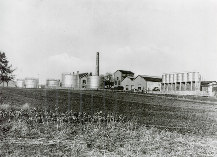 Vue d'ensemble depuis le sud-ouest, photogr., s.d. [milieu 20e siècle]. © Région Bourgogne-Franche-Comté, Inventaire du patrimoine