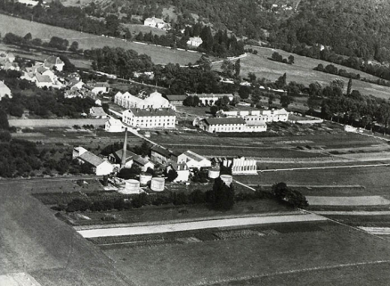 Vue d'ensemble plongeante depuis le nord-ouest, photogr., s.d. [milieu 20e siècle]. © Région Bourgogne-Franche-Comté, Inventaire du patrimoine