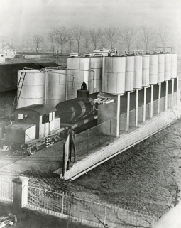 Batterie de réservoirs industriels au sud du site. Chargemen des wagons-citernes, photogr., s.d. [milieu 20e siècle]. © Région Bourgogne-Franche-Comté, Inventaire du patrimoine