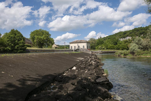 La centrale vue depuis la rive droite du barrage. © Région Bourgogne-Franche-Comté, Inventaire du patrimoine La centrale vue depuis la rive droite du barrage. © Région Bourgogne-Franche-Comté, Inventaire du patrimoine
