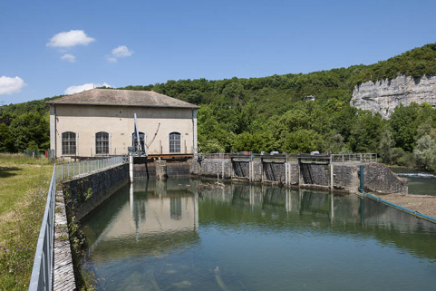 La centrale et son déversoir, depuis l'amont. © Région Bourgogne-Franche-Comté, Inventaire du patrimoine La centrale et son déversoir, depuis l'amont. © Région Bourgogne-Franche-Comté, Inventaire du patrimoine