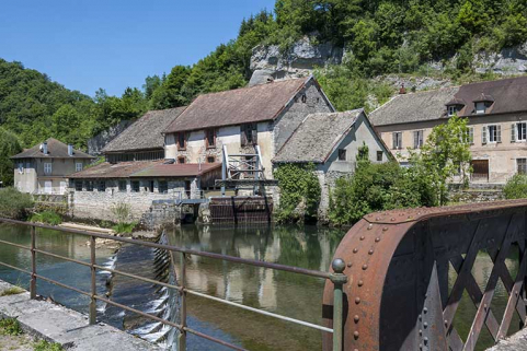 Vue d'ensemble depuis le pont, rive gauche. © Région Bourgogne-Franche-Comté, Inventaire du patrimoine Vue d'ensemble depuis le pont, rive gauche. © Région Bourgogne-Franche-Comté, Inventaire du patrimoine