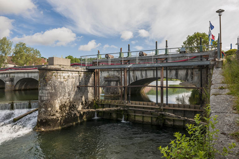 Vanne de décharge à l'extrémité nord du barrage. © Région Bourgogne-Franche-Comté, Inventaire du patrimoine Vanne de décharge à l'extrémité nord du barrage. © Région Bourgogne-Franche-Comté, Inventaire du patrimoine